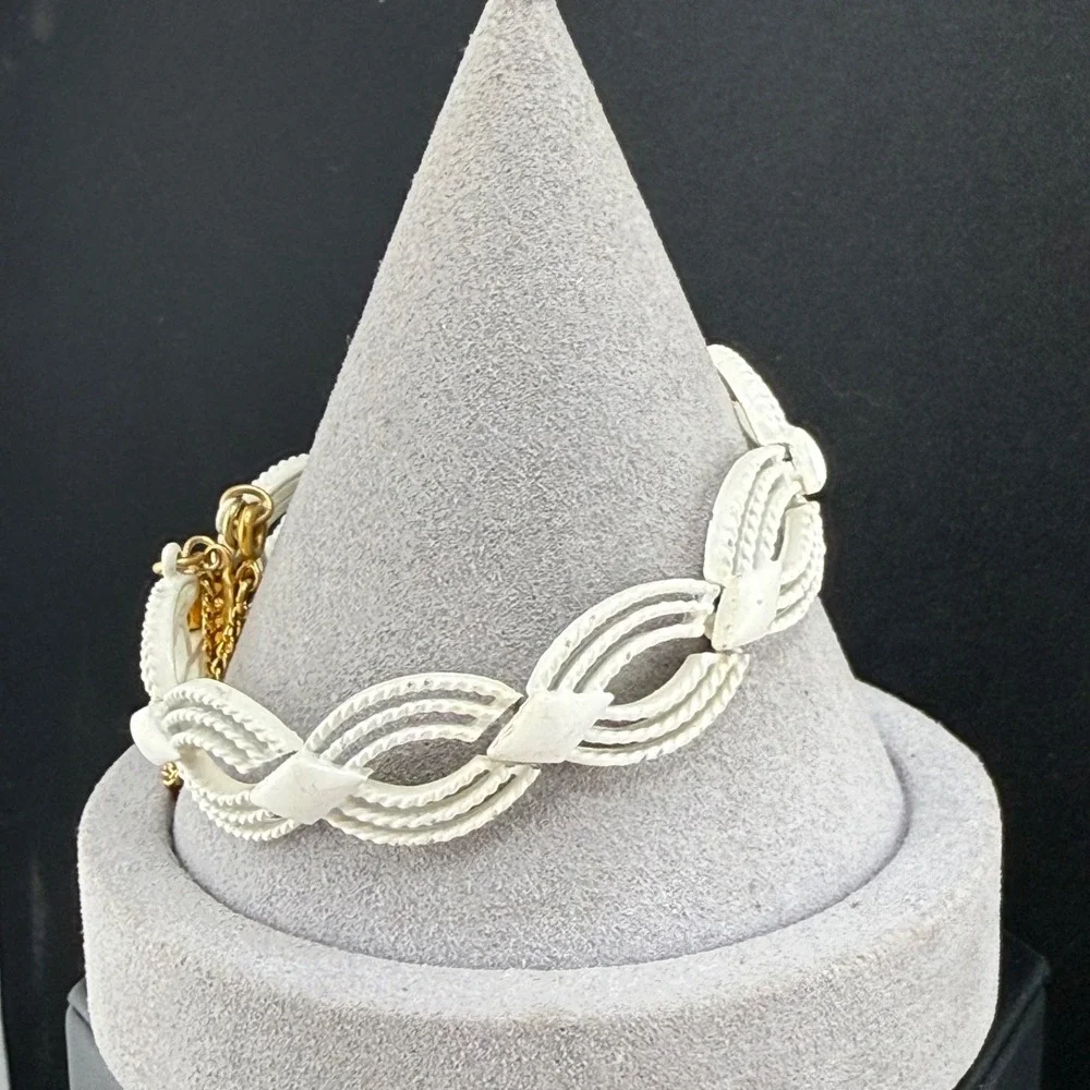 Vintage Monet Bracelet White Enamel‎ Signed 7